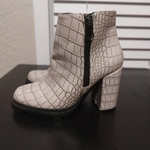 Shushop Yetzali ankle boots.  Cream size 9